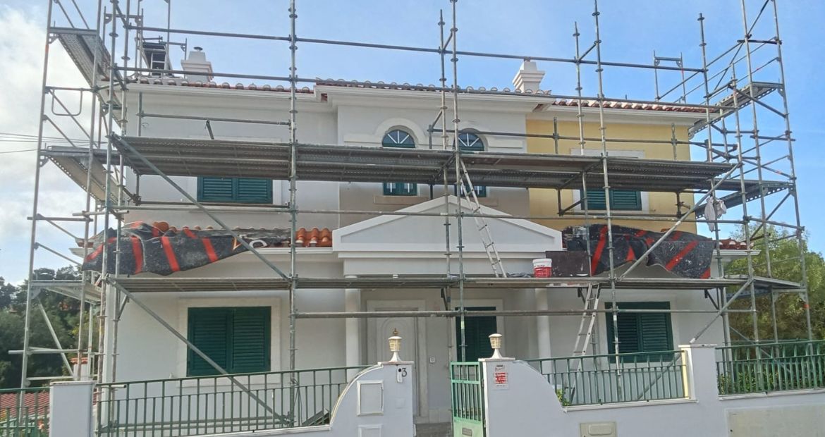 Recuperação de fachada e cobertura de moradia
